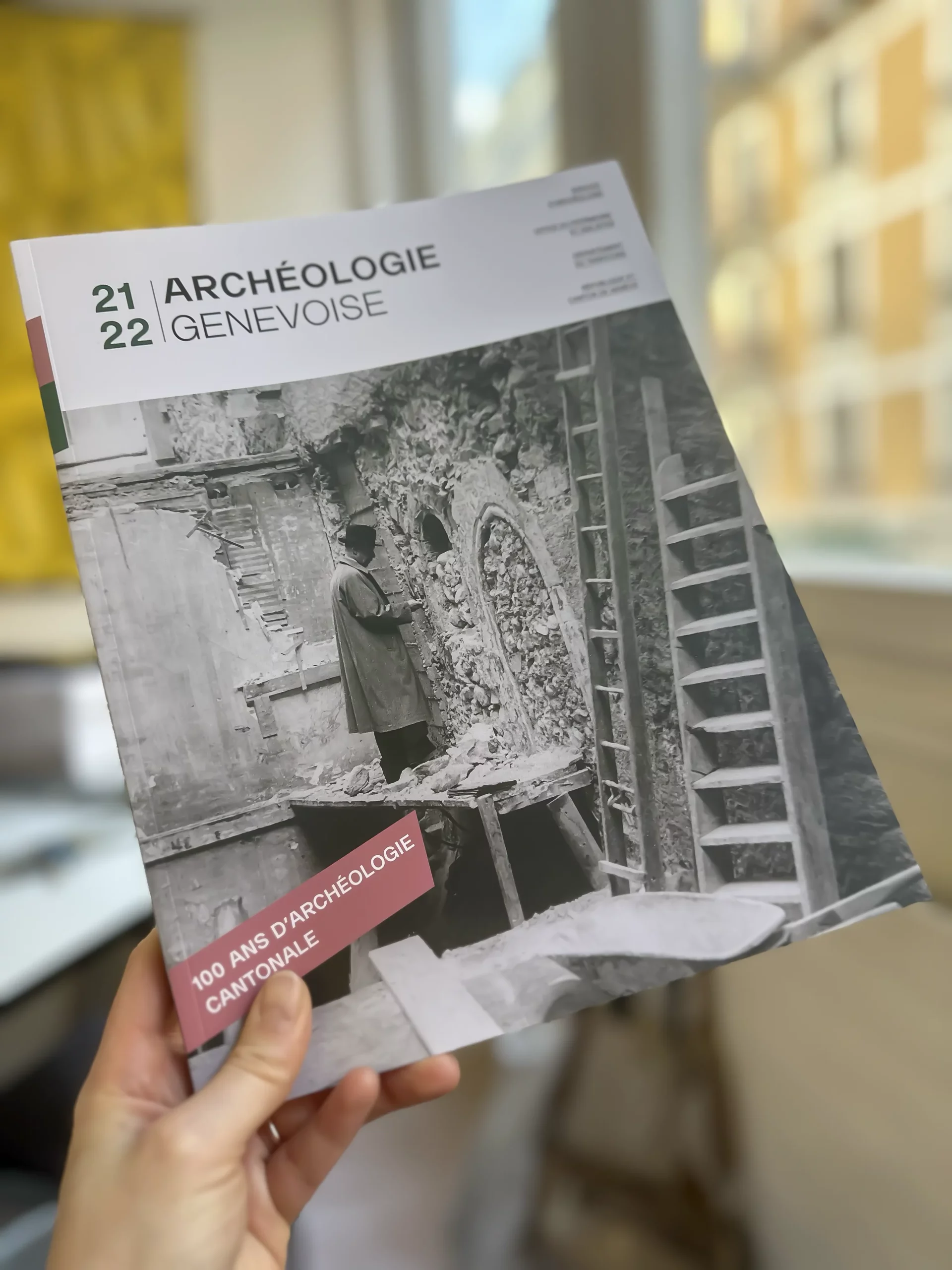 Archéologie Genevoise n°6, Refonte légère du design et mise en page du sixième numéro d’Archéologie Genevoise, retraçant les 100 ans du Service.